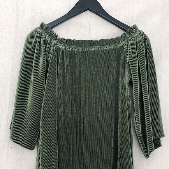 J.O.A. "Felicity" Off-Shoulder Pleated Top - Green - Picture 5 of 8